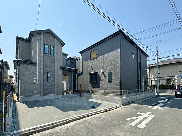 【現地外観写真】お車の出し入れもスムーズな全戸2台駐車可能な配棟計画です。