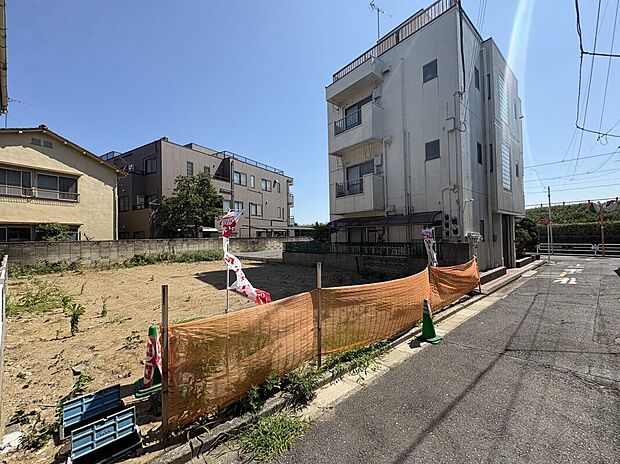 前面道路含む外観