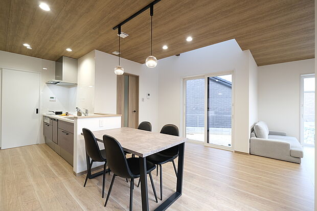 【ダイニング】吹き抜けのある広々LDK。キッチンとダイニングが横並びで、配膳や後片付けが簡単です。