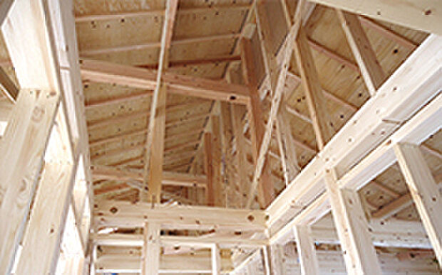 【 耐震等級3相当の地震に強い家づくり】「耐震等級」とは１～３までのランクで地震に耐え得る強さを示す指標です。建築基準法が定める最低限の耐震性能を満たせば、最低等級である等級１となります。耐震等級１の1.5倍の地震力に耐える強さを有するのが耐震等級３です。西和不動産では、地震からご家族と家を守るため、耐震等級３相当の設計を行っております。