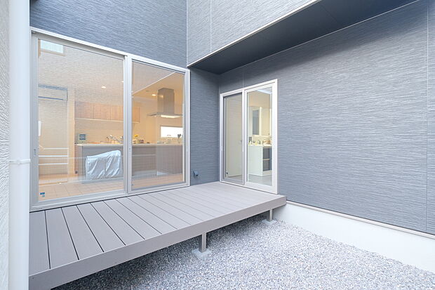 【ウッドデッキ】ウッドデッキでは家族でバーベキューや水遊びを楽しめます。