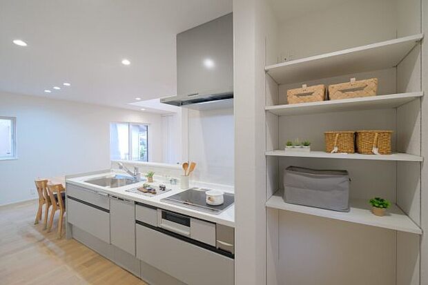 【キッチン】パントリーは缶詰や調味料などをストックするのに便利です。
食品以外にも、掃除用品や小型家電、紙製品などを収納することで作業スペースが広くなります。