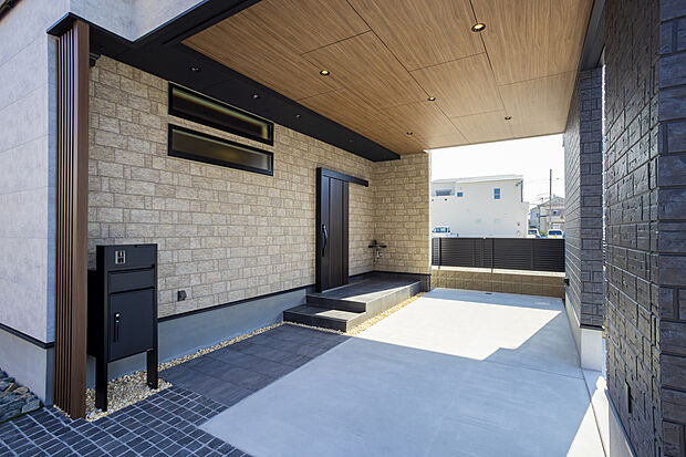 ガレージエントラス 毎日の車の乗り降り、また雨の日もスムーズで、その他、多目的にも利用できる満足感あるスペース。