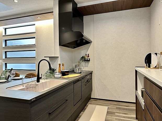 奥行のあるカウンタートップ、デザインと収納にこだわったシステムキッチン。標準仕様。