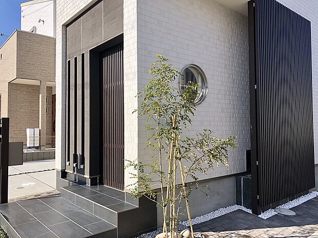 【■オープン外構■】建物と外構とのバランスを考えてこそいいお家になります。「人の目セキュリティ」を活かし、防犯性をも兼ね揃えています。