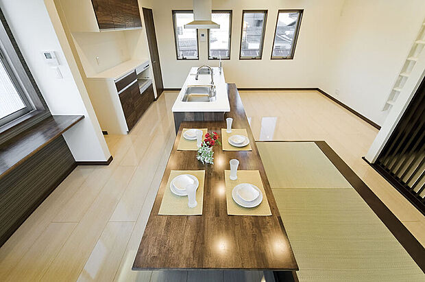 【キッチン：施工例】キッチンと横並びのダイニングスペースは家事動線がスムーズなだけではなく家族の笑顔が増えます