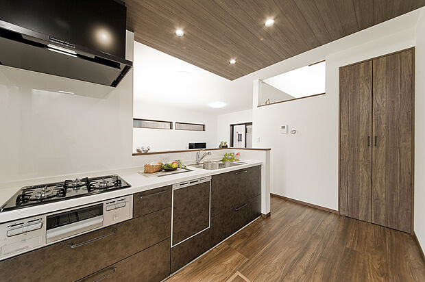 【キッチン施工例】シックなキッチンスペース