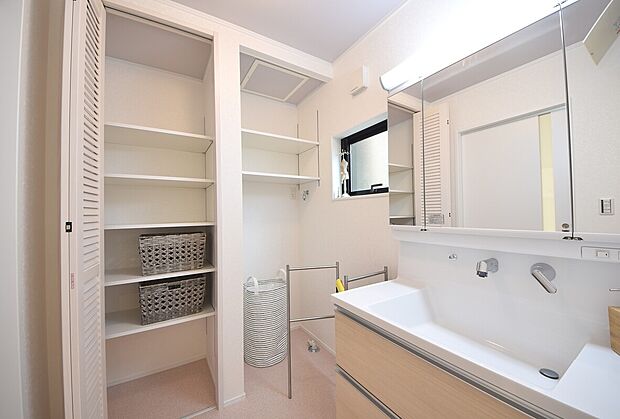 【施工例　洗面室のリネン庫】洗面室のリネン庫は洗濯グッズやタオル類などを収納するのに便利