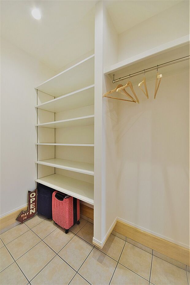 【施工例　土間収納 】施工例写真です。ベビーカーや子供の遊具、アウトドア用品など、廊下や部屋を汚すことなく収納できます。帰宅後は、靴と一緒に上着も収納できるので、花粉なども室内に運びずらい便利な空間ですね。