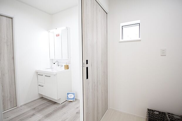 【洗面所の隣に脱衣所 ゆったりスペースです】脱衣所に洗面がないのでカウンター収納などを置いて家事スペースとしても活用できます。