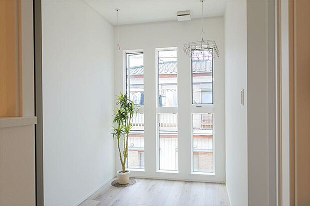 【アルミと樹脂のハイブリッド構造で、優れた断熱性能のある窓】特殊金属膜の効果で断熱性が一般複層ガラスの約2倍の「Low-E複層ガラス」を標準設定。アルゴンガス入りで熱の出入りを約30%抑制。また、防犯ガラス(1階)なので安心と安全を確保しています。