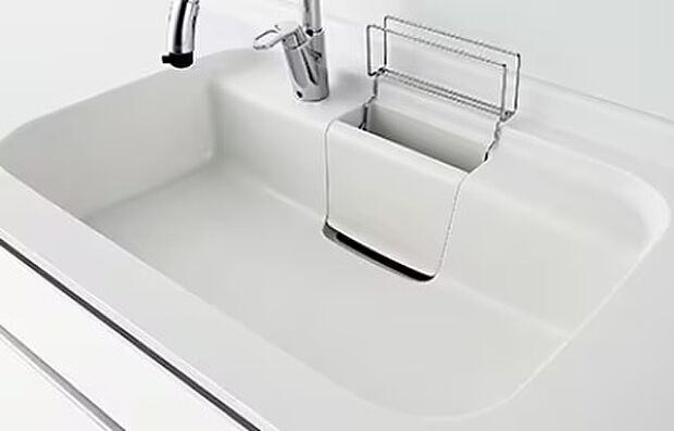【施工例写真　仕様　キレイシンク】シームレス仕上げで、お手入れもラクにできます。形がキレイ、色がキレイ、いつもキレイ。人造大理石ならでは のやさしい質感を活かしたデザインに加え、継ぎ目のないシーム レス加工でお手入れも簡単。いつも清潔なキッチンを保てます。
