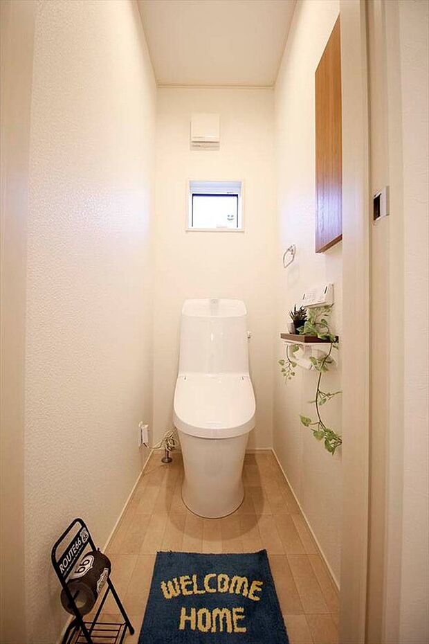 【施工例写真　トイレ】■お掃除ラクラクフチレス形状　　■シャープで足元スリムなフォルムは、汚れも拭きやすく、お手入れが簡単です。