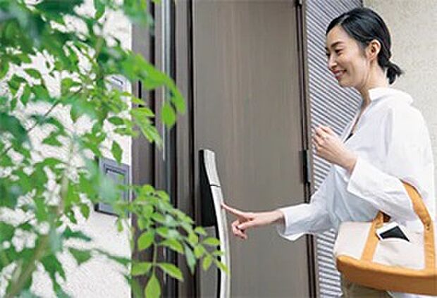 【イメージ写真　玄関電子錠】ＬＩＸＩＬ　ファミロックを採用　お好きなカギでおかえりなさい。タグキーやスマホで施錠開錠ができます。
玄関ドア LIXIL ジエスタ2 K2仕様
優れた断熱性能で、夏涼しく、冬暖かく。