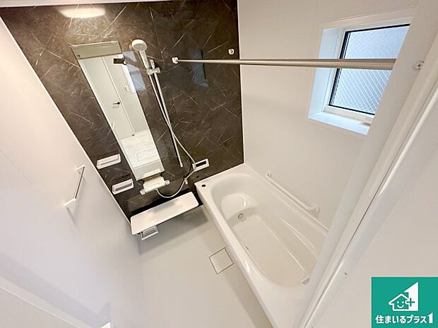 足をゆったり伸ばして寛げる浴槽です。窓が設けられていますので差し込む光が明るく穏やかな雰囲気にしてくれます♪浴室乾燥機も設置しているので、雨の日の洗濯物も安心です♪