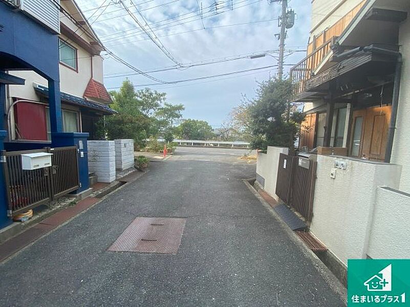 周辺は落ち着いた街並みの住宅地！子育てがしやすい住環境です！まだ未完成ですが、現地でしかわからない事もございます。是非一度ご覧ください。