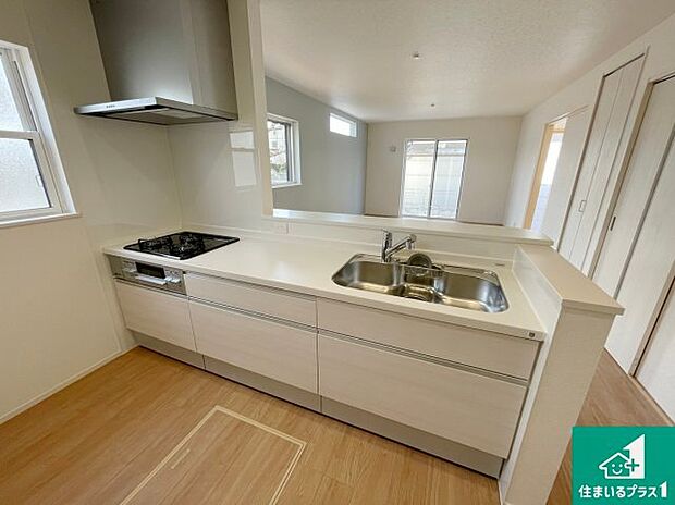 リビングと統一感があり、使い勝手のいいキッチン。広々としているので、二人並んで作業が出来ちゃいます。お子様と一緒に色々なお料理に挑戦できるスペースがあります。