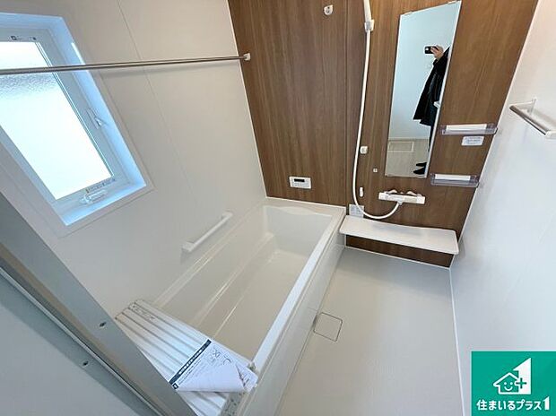 足をゆったり伸ばして寛げる浴槽です。窓が設けられていますので差し込む光が明るく穏やかな雰囲気にしてくれます♪浴室乾燥機も設置しているので、雨の日の洗濯物も安心です♪