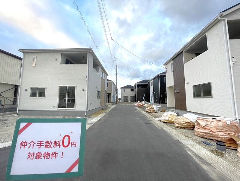 周辺は落ち着いた街並みの住宅地！子育てがしやすい住環境です！まだ未完成ですが、現地でしかわからない事もございます。是非一度ご覧ください。