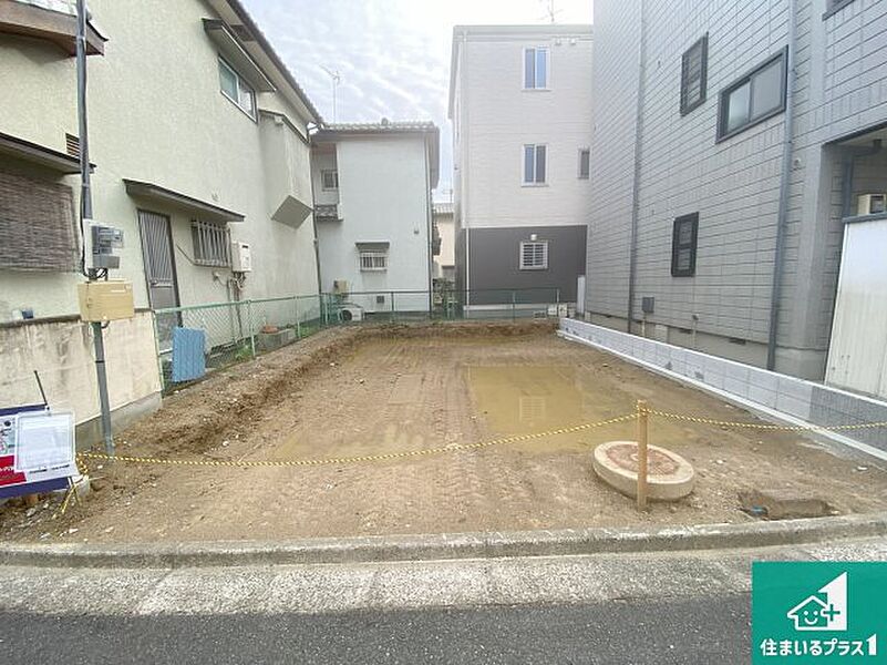 周辺は落ち着いた街並みの住宅地！子育てがしやすい住環境です！まだ未完成ですが、現地でしかわからない事もございます。是非一度ご覧ください。