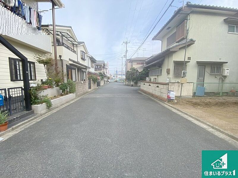 周辺は落ち着いた街並みの住宅地！子育てがしやすい住環境です！まだ未完成ですが、現地でしかわからない事もございます。是非一度ご覧ください。