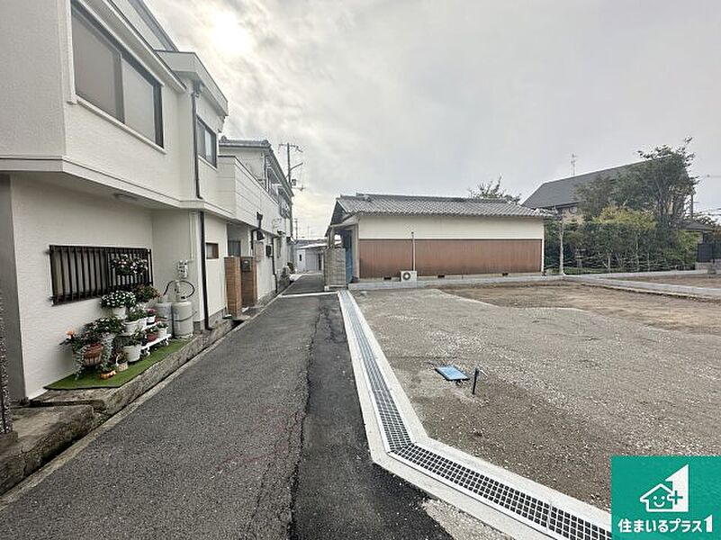 周辺は落ち着いた街並みの住宅地！子育てがしやすい住環境です！まだ未完成ですが、現地でしかわからない事もございます。是非一度ご覧ください。