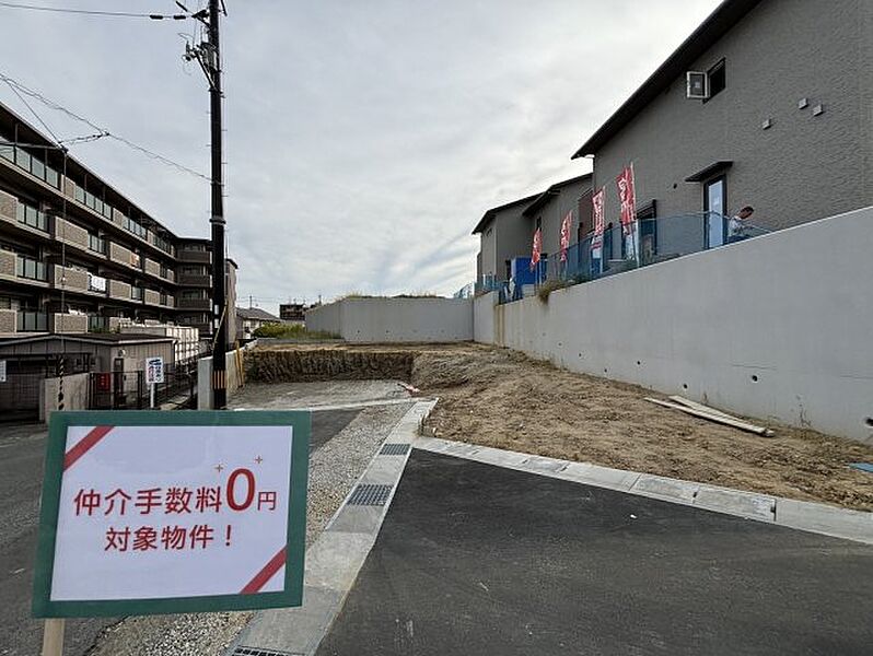 周辺は落ち着いた街並みの住宅地！子育てがしやすい住環境です！まだ未完成ですが、現地でしかわからない事もございます。是非一度ご覧ください。