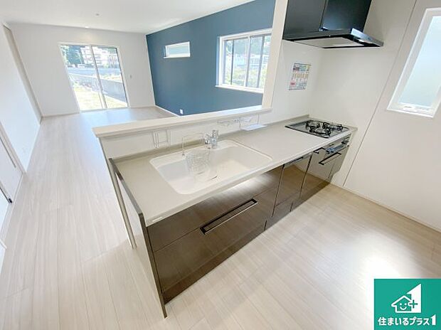 明るいリビングで朝の目覚めもスッキリできそう!対面キッチンでご家族のコミュニケーションも自然と増える設計!小さなお子様が遊ぶスペースを作っても広々とくつろげるLDK!