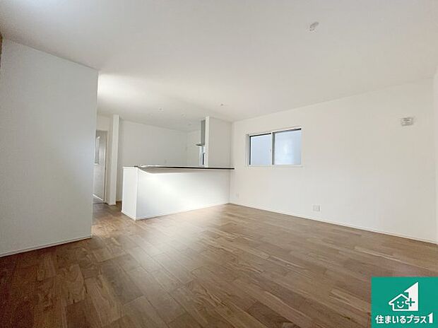 シンプルなリビングは、観葉植物等のインテリアを楽しめますね！パパ好みにも、ママ好みにも家具次第で雰囲気を変えることができます！