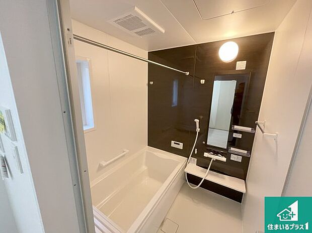 足をゆったり伸ばして寛げる浴槽です。窓が設けられていますので差し込む光が明るく穏やかな雰囲気にしてくれます♪浴室乾燥機も設置しているので、雨の日の洗濯物も安心です♪