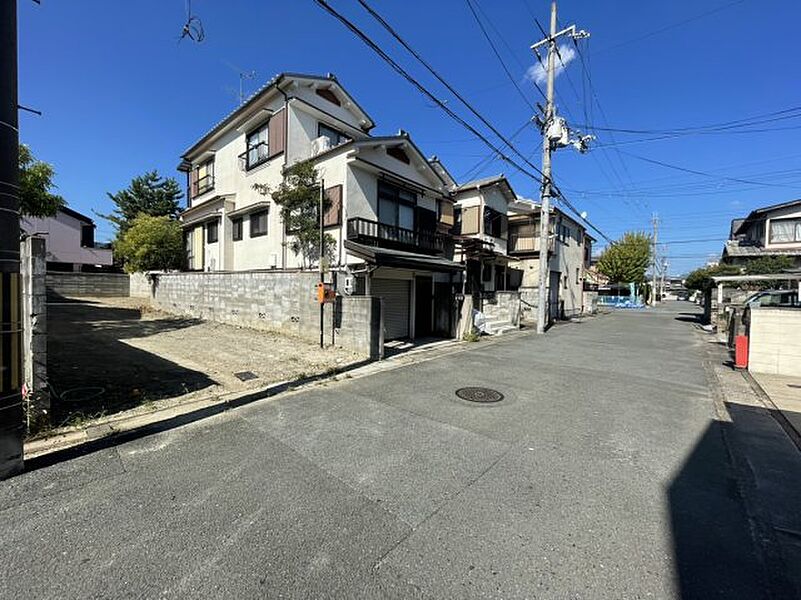 周辺は落ち着いた街並みの住宅地！子育てがしやすい住環境です！まだ未完成ですが、現地でしかわからない事もございます。是非一度ご覧ください。