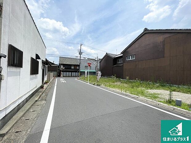 周辺は落ち着いた街並みの住宅地！子育てがしやすい住環境です！まだ未完成ですが、現地でしかわからない事もございます。是非一度ご覧ください。