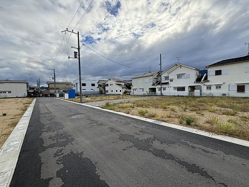 周辺は落ち着いた街並みの住宅地！子育てがしやすい住環境です！まだ未完成ですが、現地でしかわからない事もございます。是非一度ご覧ください。