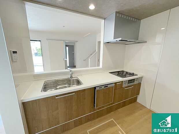 シンプルなリビングは、観葉植物等のインテリアを楽しめますね！パパ好みにも、ママ好みにも家具次第で雰囲気を変えることができます！