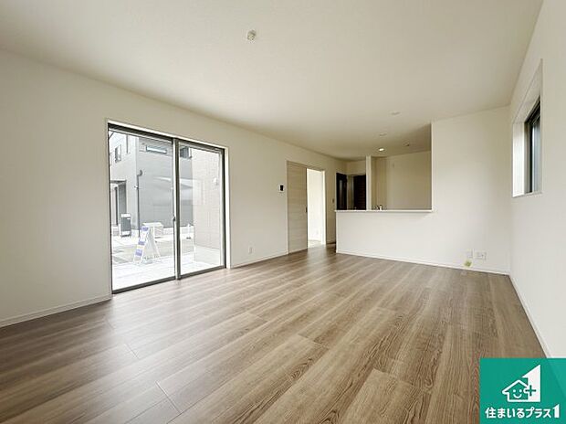 シンプルなリビングは、ソファーを置いたり、観葉植物を置いたり、家具の配置やインテリアで住む人のこだわりを活かすゆとりある空間にしてください♪全室複層ガラスの快適リビング