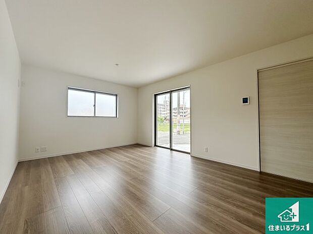 太陽の光が差し込むとっても明るいリビング!思わず微笑みたくなる居心地の良さ。家族団らんの時間も増えそうなくつろぎのLDKで、住む人のこだわりを活かすゆとりある空間♪