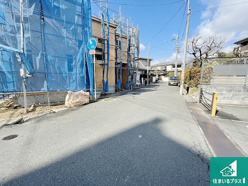 周辺は落ち着いた街並みの住宅地！子育てがしやすい住環境です！まだ未完成ですが、現地でしかわからない事もございます。是非一度ご覧ください。