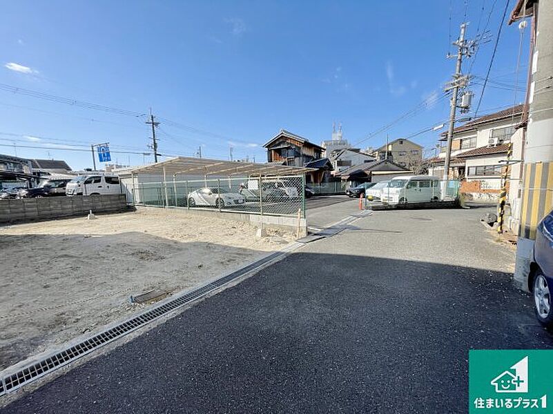 周辺は落ち着いた街並みの住宅地！子育てがしやすい住環境です！まだ未完成ですが、現地でしかわからない事もございます。是非一度ご覧ください。