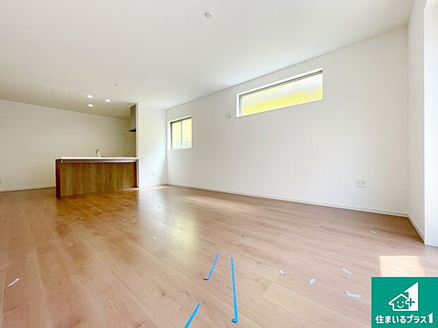 日当たり良好の明るいリビングで朝の目覚めもスッキリできそう!対面キッチンでご家族のコミュニケーションも自然と増える設計!小さなお子様が遊ぶスペースを作っても広々とくつろげるLDK!