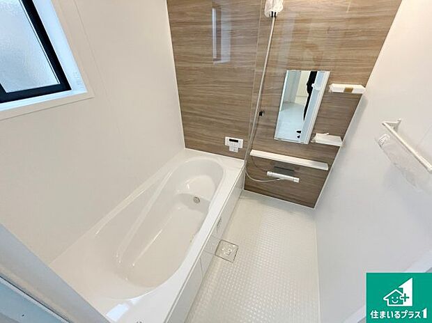 足をゆったり伸ばして寛げる浴槽です。窓が設けられていますので差し込む光が明るく穏やかな雰囲気にしてくれます♪浴室乾燥機も設置しているので、雨の日の洗濯物も安心です♪