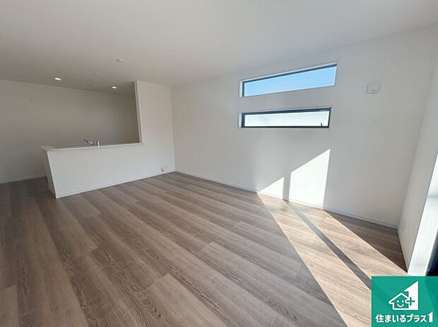 シンプルなリビングは、観葉植物等のインテリアを楽しめますね！パパ好みにも、ママ好みにも家具次第で雰囲気を変えることができます！