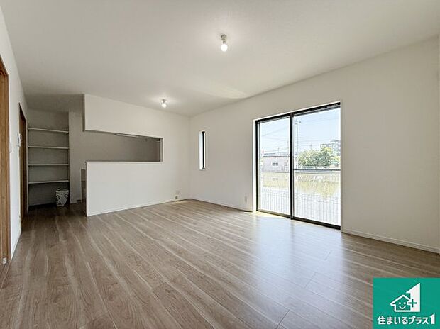 リビングと統一感があり、使い勝手のいいキッチン。広々としているので、二人並んで作業が出来ちゃいます。お子様と一緒に色々なお料理に挑戦できるスペースがあります。