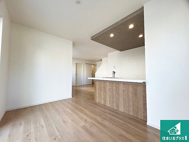 明るいリビングで朝の目覚めもスッキリできそう！対面キッチンでご家族のコミュニケーションも自然と増える設計！小さなお子様が遊ぶスペースを作っても広々とくつろげるLDK！