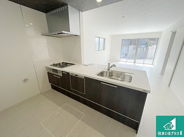 子供を見守りながらお料理が出来るため家族のコミュニケーションか増えます♪スペースが広く確保されている為お子様が大きくなったときは一緒に料理を楽しめます♪