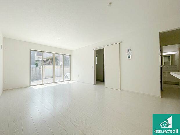 明るいリビングで朝の目覚めもスッキリできそう！対面キッチンでご家族のコミュニケーションも自然と増える設計！小さなお子様が遊ぶスペースを作っても広々とくつろげるLDK！