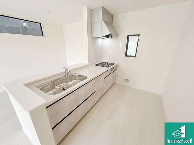 リビングと統一感があり、使い勝手のいいキッチン。広々としているので、二人並んで作業が出来ちゃいます。お子様と一緒に色々なお料理に挑戦できるスペースがあります。