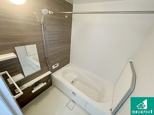 足をゆったり伸ばして寛げる浴槽です。窓が設けられていますので差し込む光が明るく穏やかな雰囲気にしてくれます♪浴室乾燥機も設置しているので、雨の日の洗濯物も安心です♪