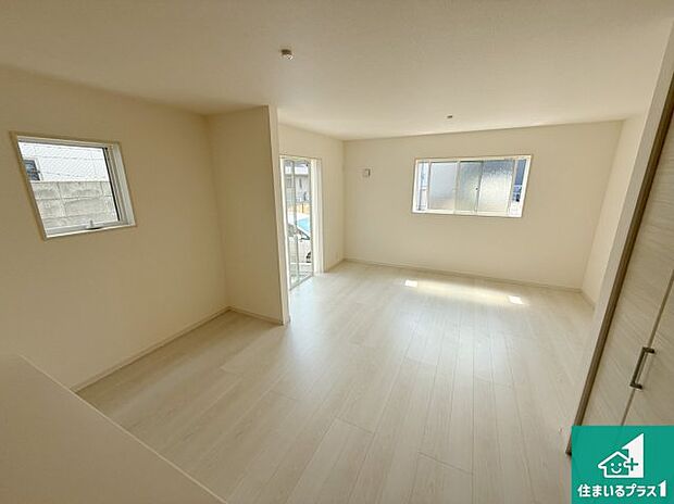 明るいリビングで朝の目覚めもスッキリできそう！対面キッチンでご家族のコミュニケーションも自然と増える設計！小さなお子様が遊ぶスペースを作っても広々とくつろげるLDK！