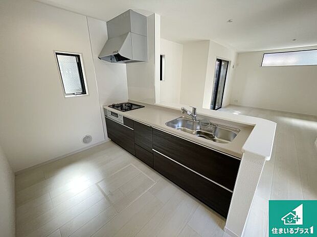 リビングと統一感があり、使い勝手のいいキッチン。広々としているので、二人並んで作業が出来ちゃいます。お子様と一緒に色々なお料理に挑戦できるスペースがあります。