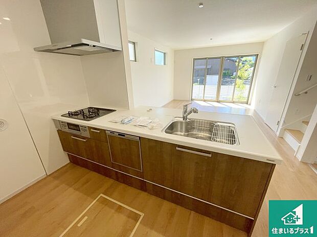 リビングと統一感があり、使い勝手のいいキッチン。広々としているので、二人並んで作業が出来ちゃいます。お子様と一緒に色々なお料理に挑戦できるスペースがあります。